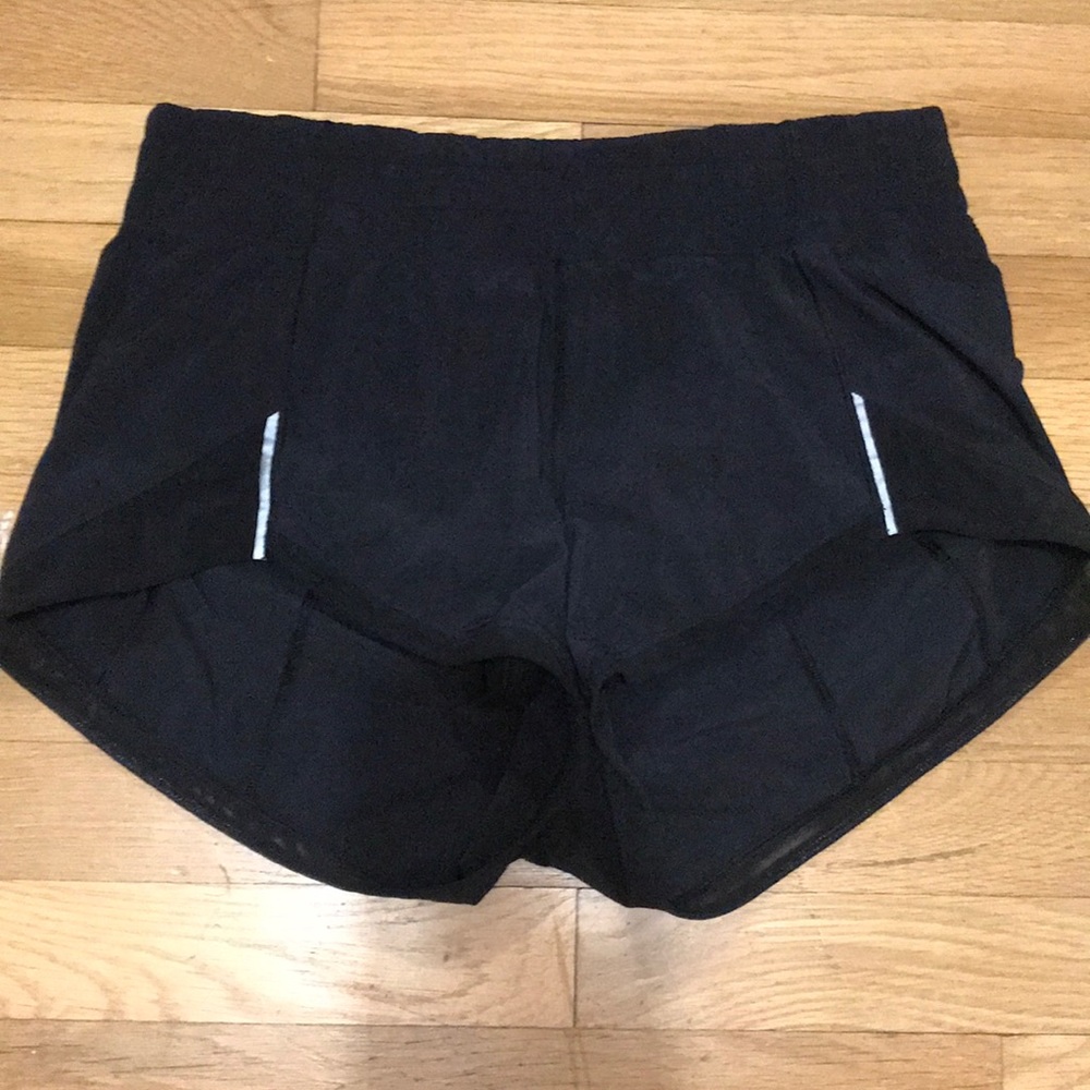 Lululemon Size 6 Hotty Hot 2.5 Shorts
